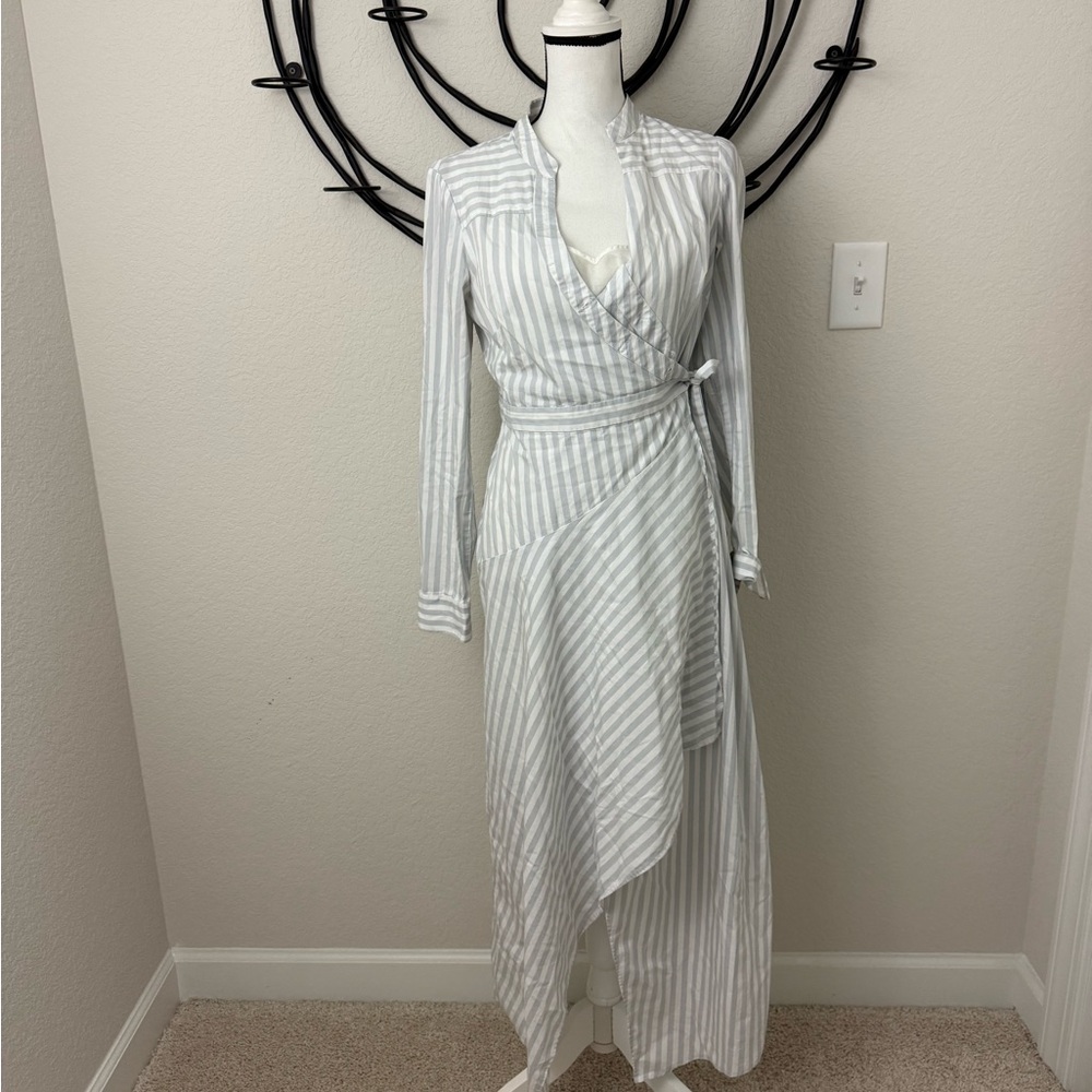 BCBGMaxAzria Gray and White Long Sleeve Dress